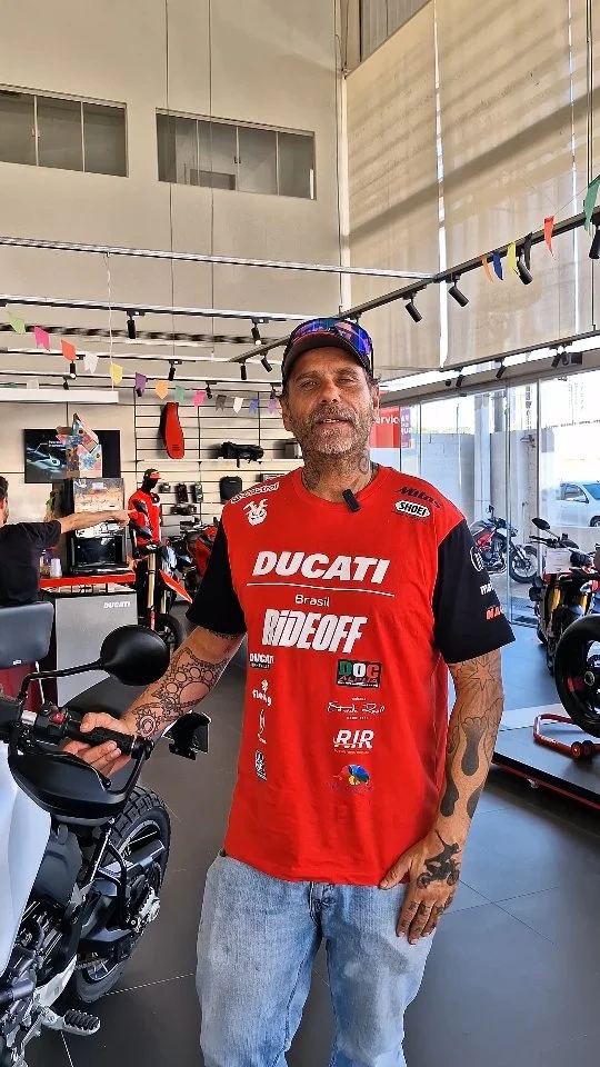 A reta final antes da largada! 🏁
O piloto Galante, da Ducati Brasil no Rally dos Sertões, já tá por aqui conferindo sua moto — que tá recebendo os últimos retoques pra encarar o desafio com tudo.

Agradecemos pela visita e confiança, Galante! 👊
Agora é contagem regressiva pro Sertões!

#DucatiGoiânia #RallyDosSertões #DucatiBrasil  #Motociclismo  #ducatioffroad