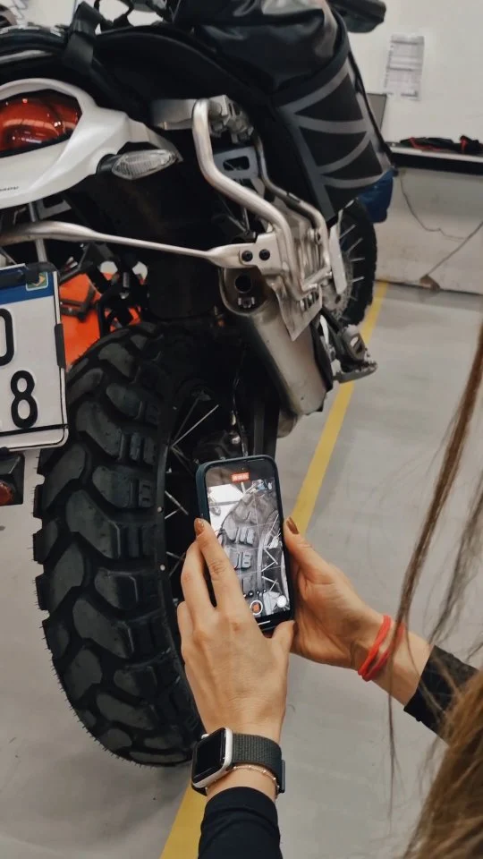 A Gisele Favaro passou aqui na Ducati pra preparar a DesertX pra encarar 3.600 km no Rally dos Sertões 🏍️🔥
Troca de pneus feita e moto pronta pra mais uma grande jornada
Boa viagem, Gisele — que venham muitos km de aventura pela frente

#DucatiBrasil #DesertX #RallyDosSertões #RedPassion #RideDucati