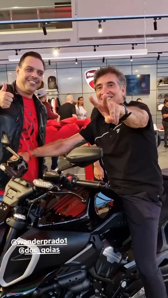 Hoje é dia de quem escolheu viver sobre duas rodas 🏍️
De quem sente a liberdade no giro do motor e transforma cada trajeto em experiência
Parabéns a todos os motociclistas!

#ducatigoiânia #DiaDoMotociclista #MotociclistaDeVerdade #DuasRodas #PaixãoPorMotocicleta #VidaSobreDuasRodas