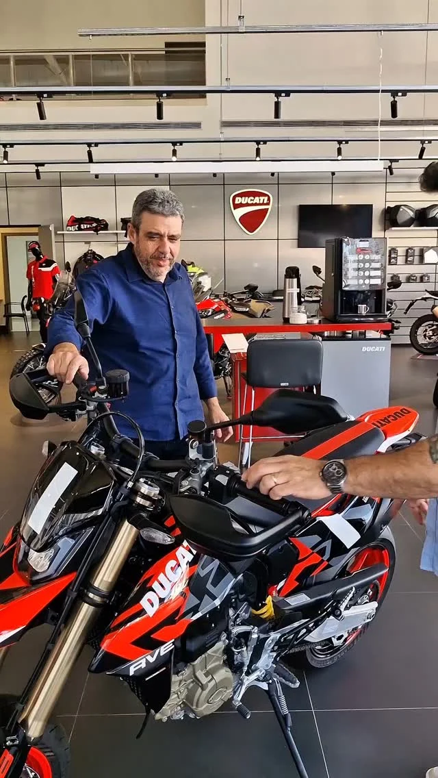 No Dia dos Pais, celebramos histórias que atravessam gerações 🏍️
Na Ducati, cada moto também carrega valores, lembranças e a paixão por pilotar
Feliz Dia dos Pais a todos que inspiram no caminho

#GrupoRamasa #DucatiBrasil #DiaDosPais #DeGeraçãoEmGeração #RedPassion #RideDucati